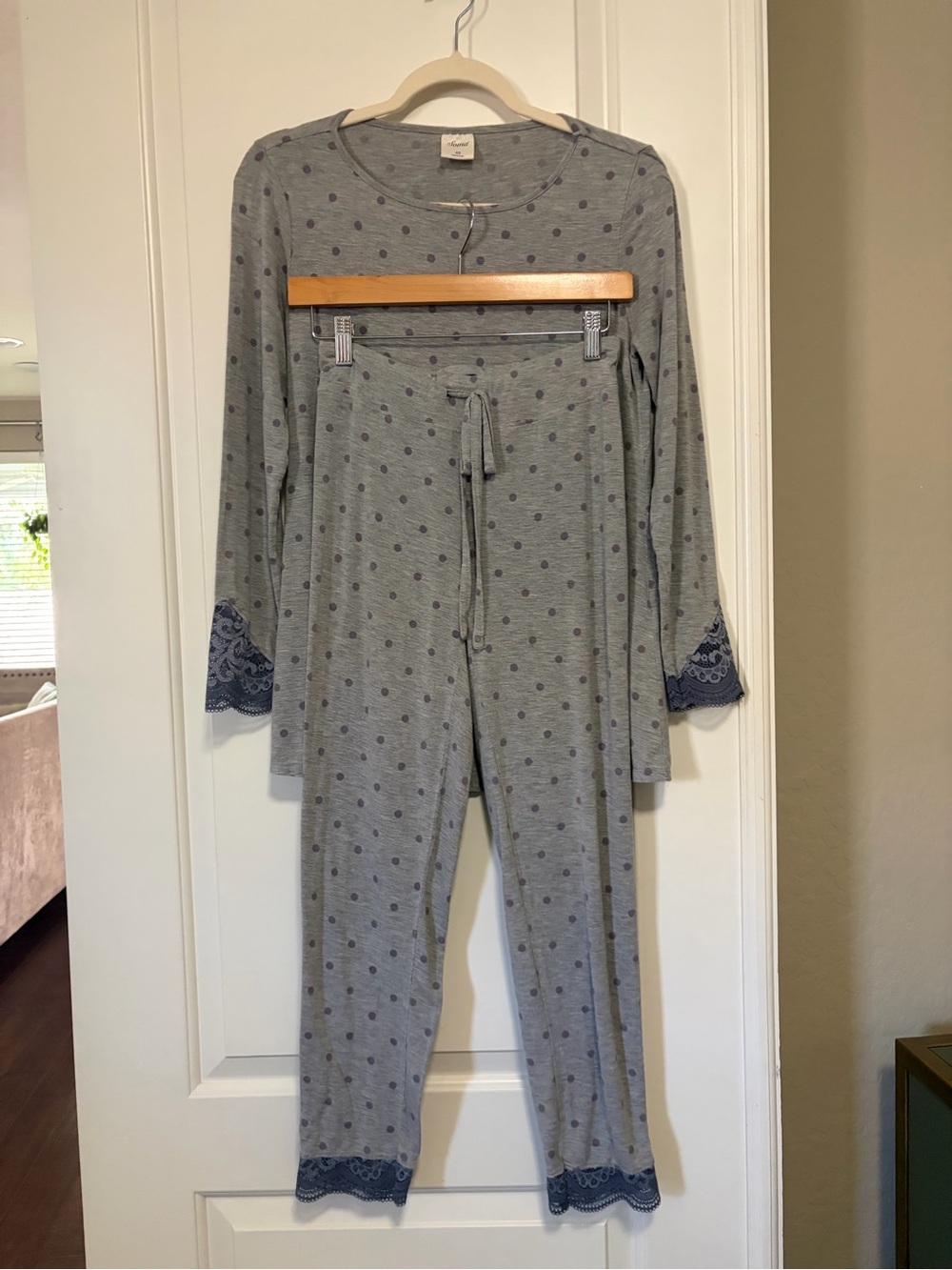 🤍💜Soma Gray🦄 Lavender Lace & Polka Dot Pajama Set💜🤍 - Picture 2 of 11